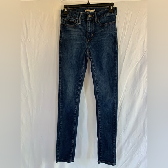 Levi’s Woman’s Jeans - Picture 2 of 4